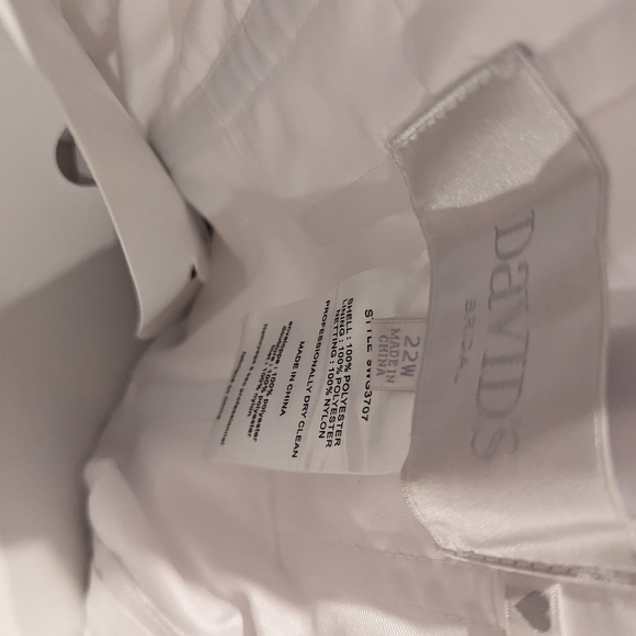 Bundle! Wedding gown WITH POCKETS and preservation box! - Picture 7 of 7